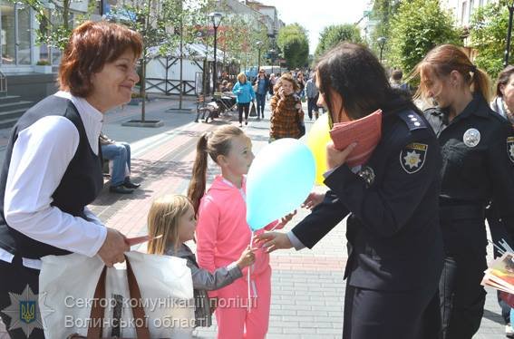 Луцькі поліцейські роздавали дітям синьо-жовті кульки