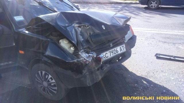 У Луцьку зіткнулися дві автівки: винуватець намагався втекти. ФОТО