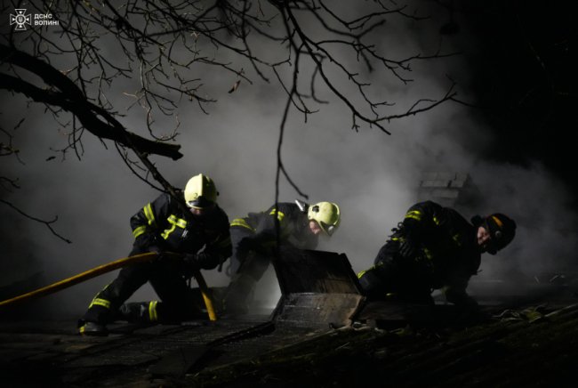 У Луцьку горіла хата-пустка. ФОТО