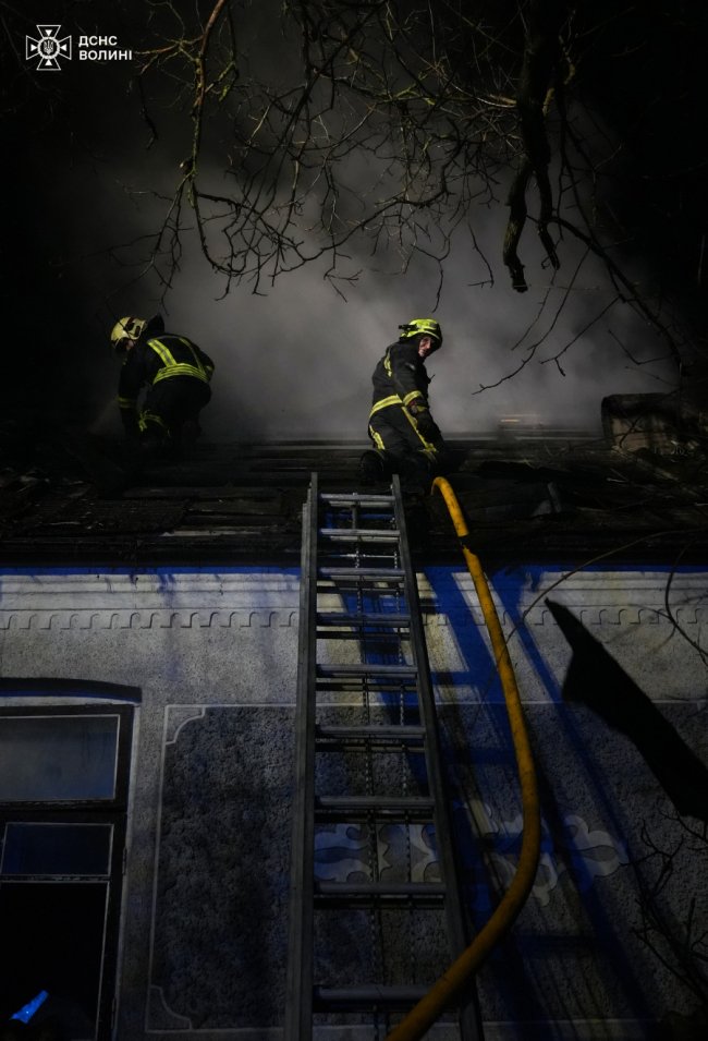 У Луцьку горіла хата-пустка. ФОТО