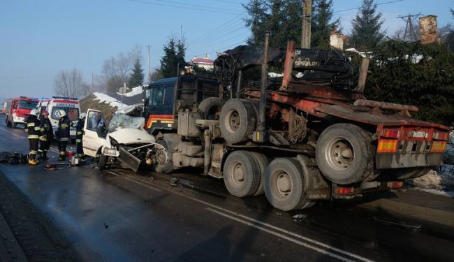 Жахлива аварія у Польщі:  авто з 6 українцями врізалось у вантажівку, є загиблі