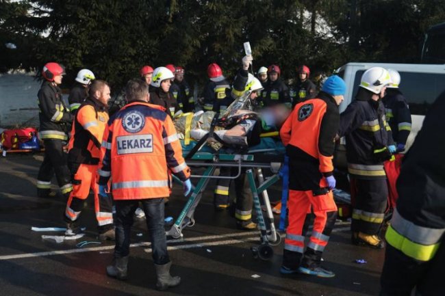 Жахлива аварія у Польщі:  авто з 6 українцями врізалось у вантажівку, є загиблі