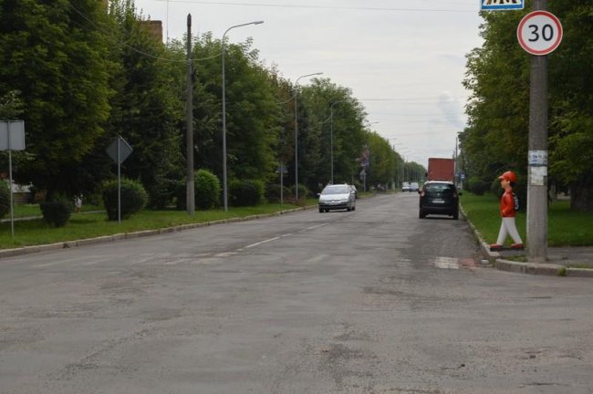 «Лежачий поліцейський» та нова розмітка біля шкіл: дороги Ковеля готують до навчального року. ФОТО