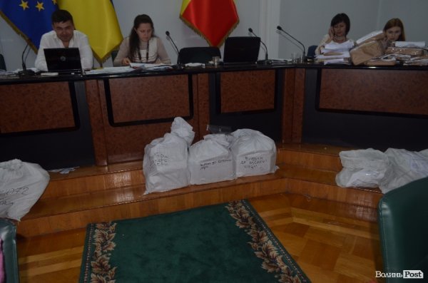 У Луцьку продовжують опрацьовувати протоколи з дільниць. ФОТО