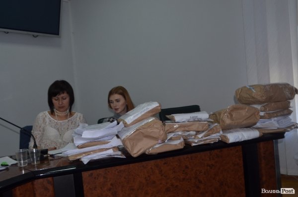 У Луцьку продовжують опрацьовувати протоколи з дільниць. ФОТО