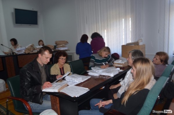 У Луцьку продовжують опрацьовувати протоколи з дільниць. ФОТО