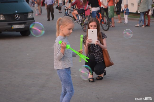 Гігантські кулі над вечірнім містом: у Луцьку – фестиваль «Aerosfera». ФОТО