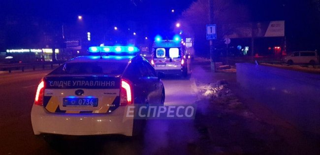 У Києві автомобіль злетів з дороги і розбився: водій загинув. ФОТО