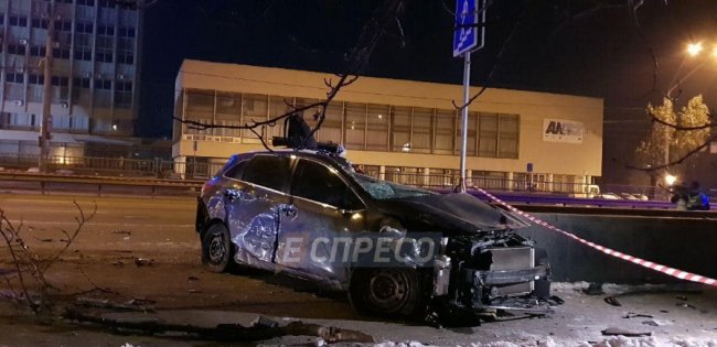 У Києві автомобіль злетів з дороги і розбився: водій загинув. ФОТО