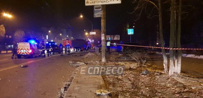 У Києві автомобіль злетів з дороги і розбився: водій загинув. ФОТО