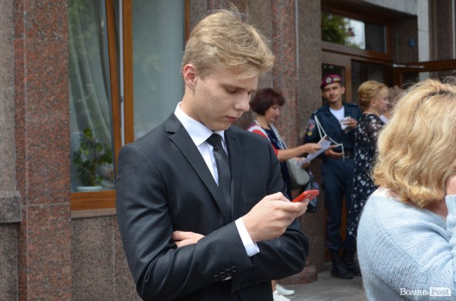 Кеди і стильні метелики: що одягнули луцькі випускники. ФОТО