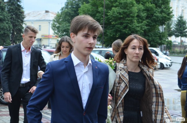 Кеди і стильні метелики: що одягнули луцькі випускники. ФОТО