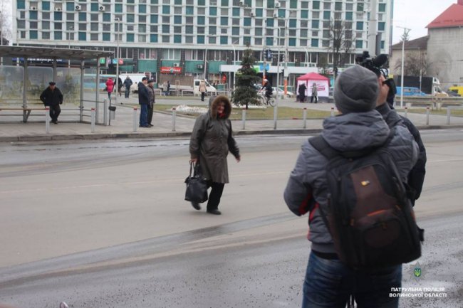У Луцьку копи вчили «пішоандонів» переходити дорогу. ФОТО