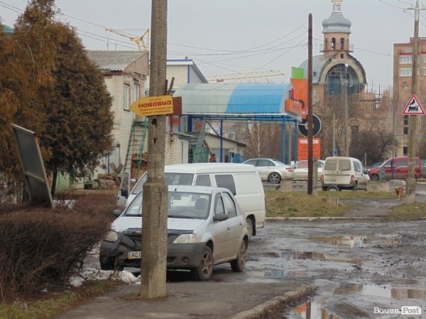 Аварія в Луцьку: авто в'їхало в рекламний щит. ФОТО
