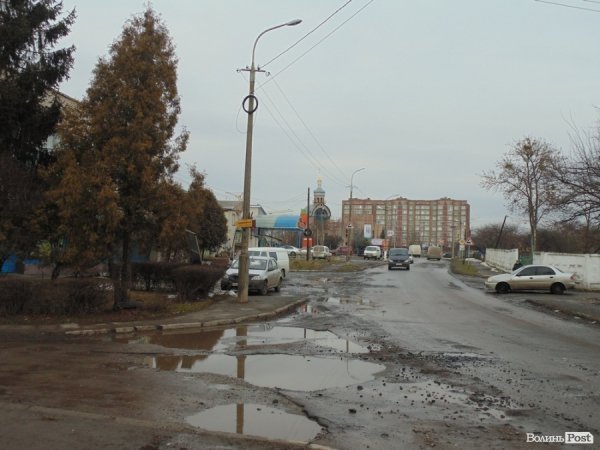 Аварія в Луцьку: авто в'їхало в рекламний щит. ФОТО