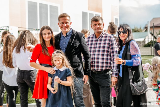 У новій локації і… з котом: як в інноваційній луцькій школі «ThinkGlobal» 1 вересня відзначали. ФОТО* 