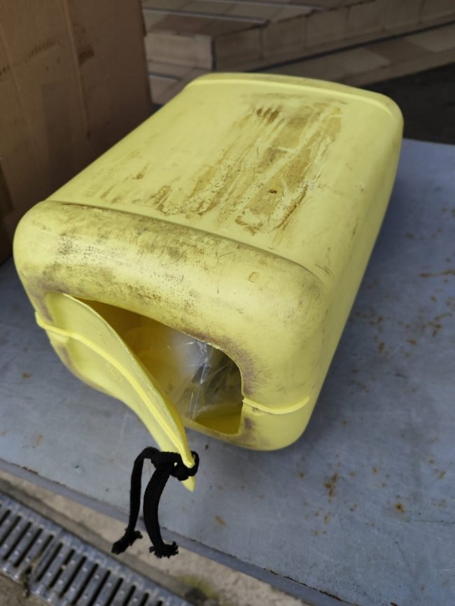 Волинянка через «Устилуг» намагалась провезти незадекларований одяг у каністрах