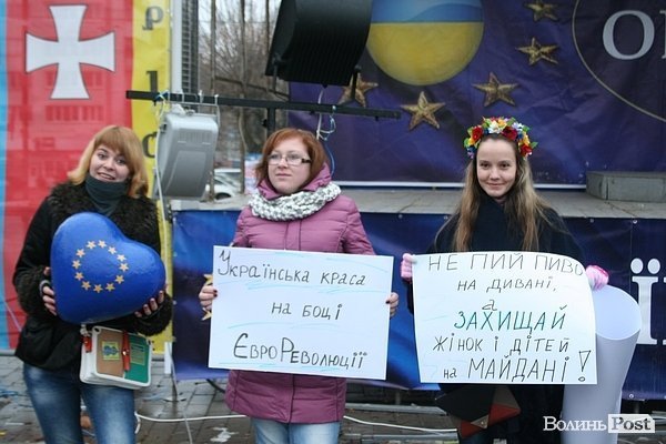 У центрі Луцька жінки дякували чоловікам за Євромайдан. ФОТО