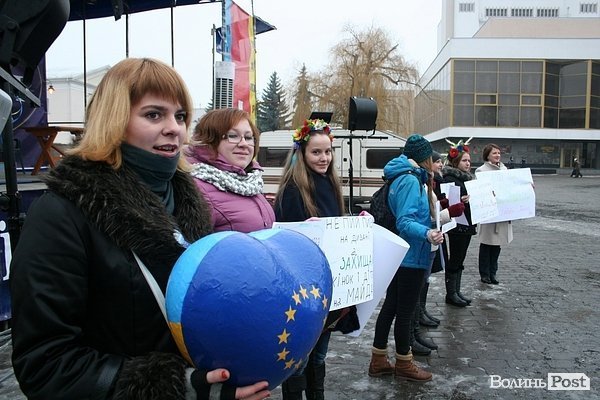У центрі Луцька жінки дякували чоловікам за Євромайдан. ФОТО