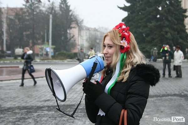 У центрі Луцька жінки дякували чоловікам за Євромайдан. ФОТО