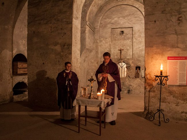 Вперше за 75 років у підземеллях луцького костелу провели богослужіння. ФОТО