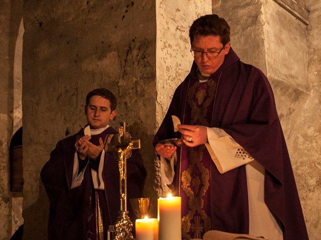 Вперше за 75 років у підземеллях луцького костелу провели богослужіння. ФОТО