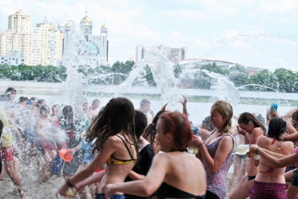 У Києві в гідропарку ‒ масова водяна битва. ФОТО