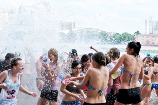 У Києві в гідропарку ‒ масова водяна битва. ФОТО