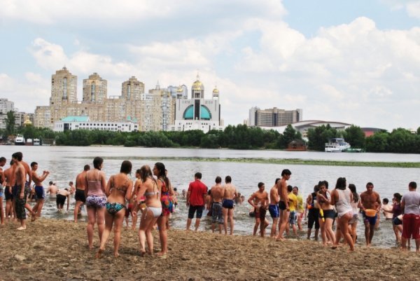 У Києві в гідропарку ‒ масова водяна битва. ФОТО