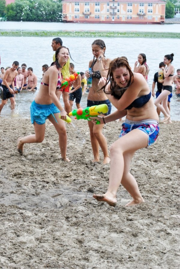 У Києві в гідропарку ‒ масова водяна битва. ФОТО