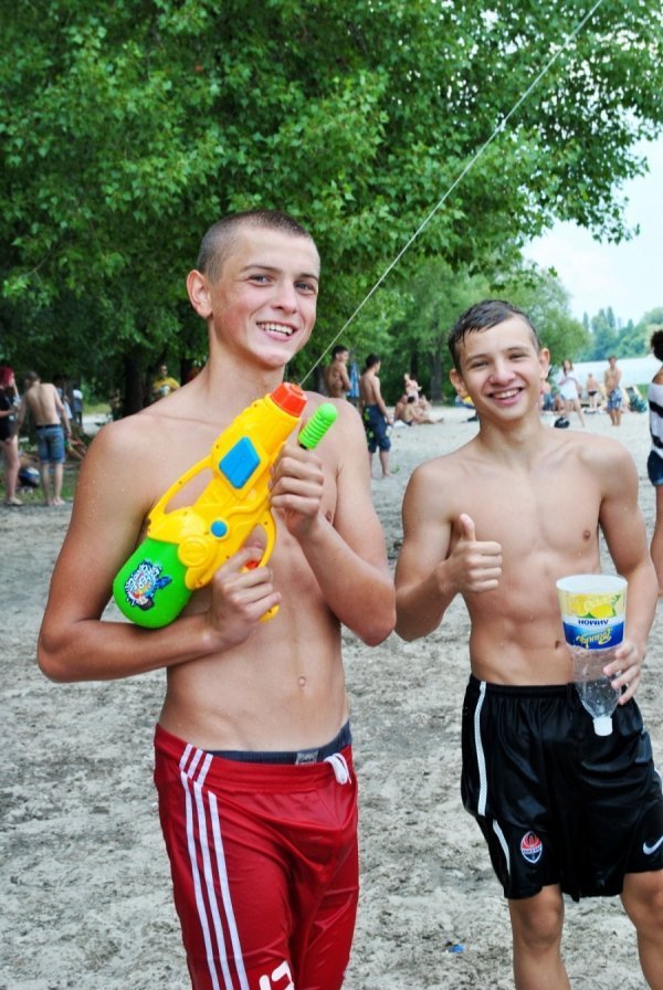 У Києві в гідропарку ‒ масова водяна битва. ФОТО