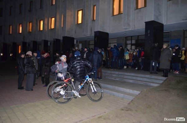 Біля центрального входу залишилася приблизно сотня людей