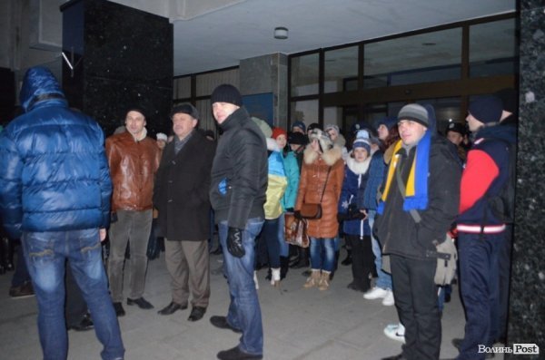 Гарячий світанок у Луцьку: як пікетували губернатора. ФОТО