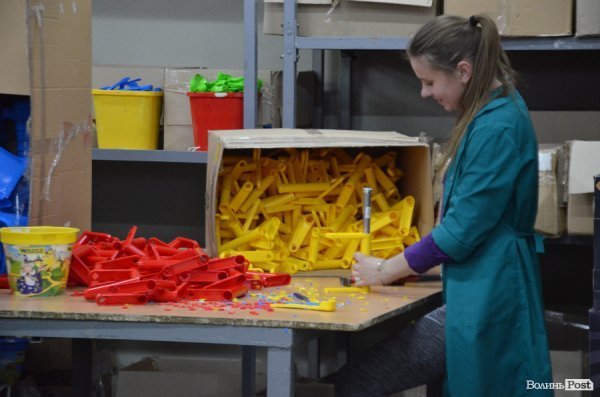 Безпека та якість: луцька фабрика показала, як виготовляє іграшки
