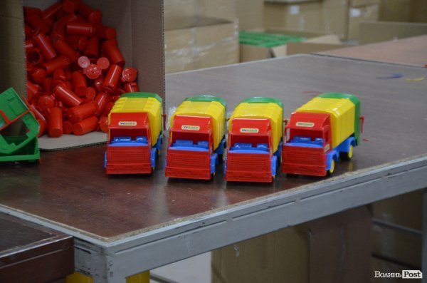 Безпека та якість: луцька фабрика показала, як виготовляє іграшки