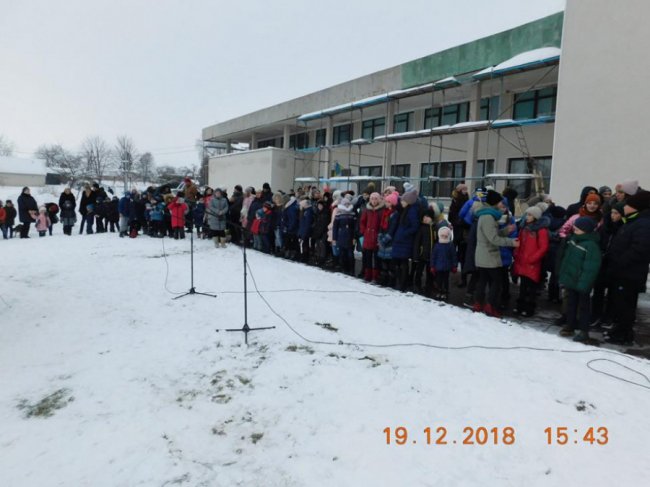 Під Луцьком засвітили головну ялинку району. ФОТО