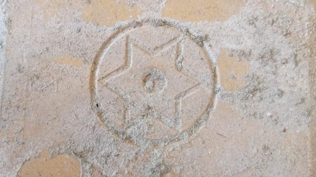 У музей на Волині передали сторічну кераміку, яку знайшли під старою підлогою