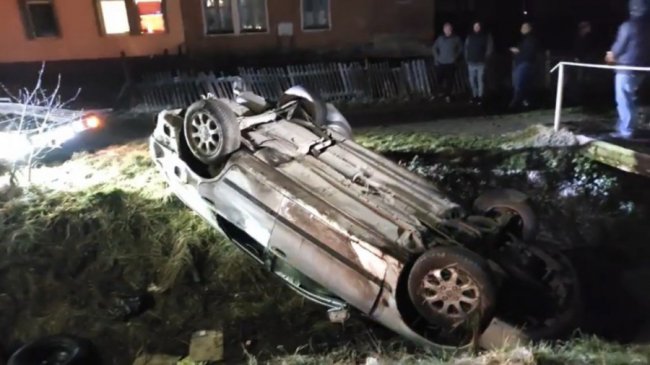 У Нововолинську автомобіль злетів у кювет. ФОТО. ВІДЕО