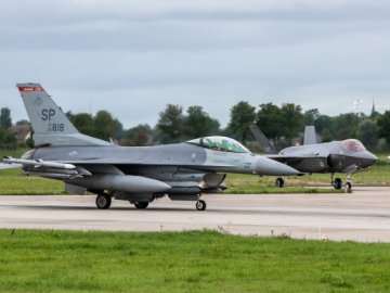 Україна офіційно попросила в Нідерландів винищувачі F-16