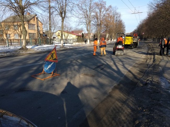 У Луцьку розповіли, як ремонтувати дорогу в мороз. ФОТО