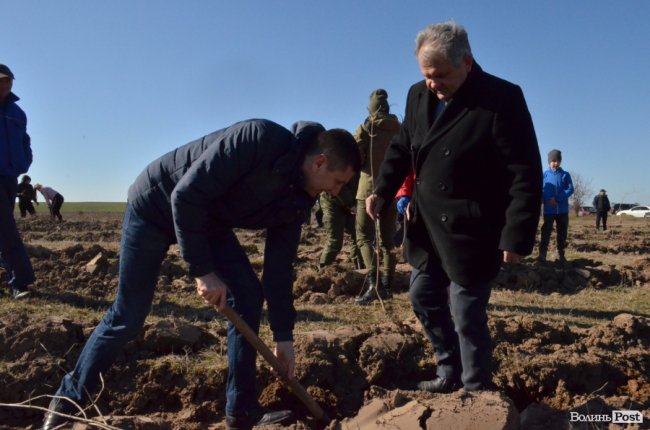 Екологічна акція у Промені, або Як у шквальний вітер народжувався новий ліс. ФОТО