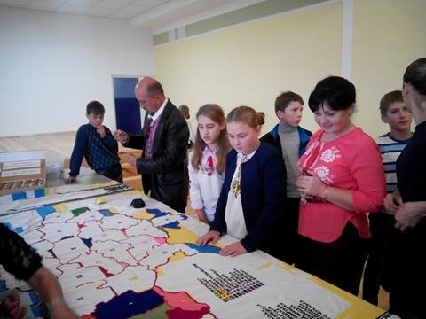 На Волині вишивали карту України площею понад 4 кв.м. ФОТО