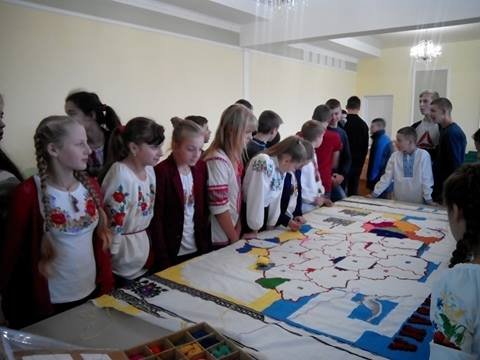 На Волині вишивали карту України площею понад 4 кв.м. ФОТО