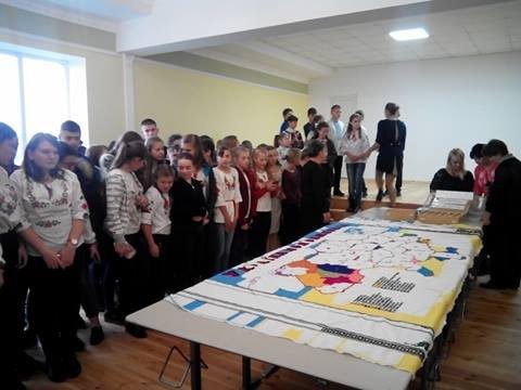 На Волині вишивали карту України площею понад 4 кв.м. ФОТО