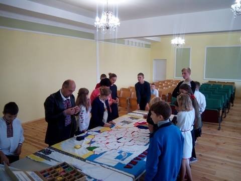 На Волині вишивали карту України площею понад 4 кв.м. ФОТО