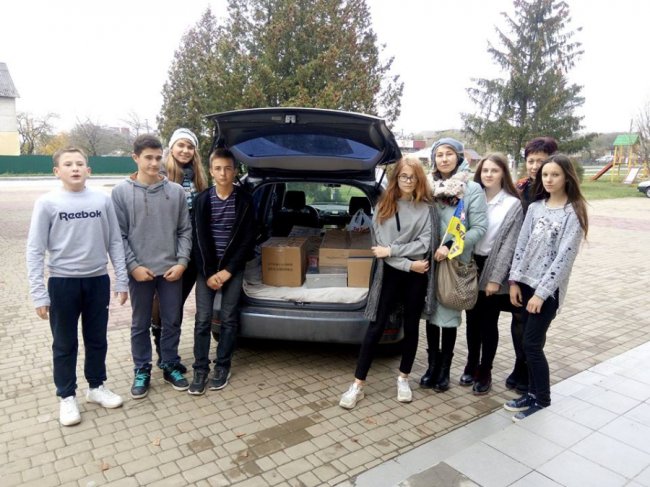 Волинські школярі зібрали подарунки для бійців