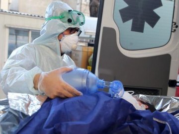 За останню добу з коронавірусом госпіталізували майже 2 тисячі українців