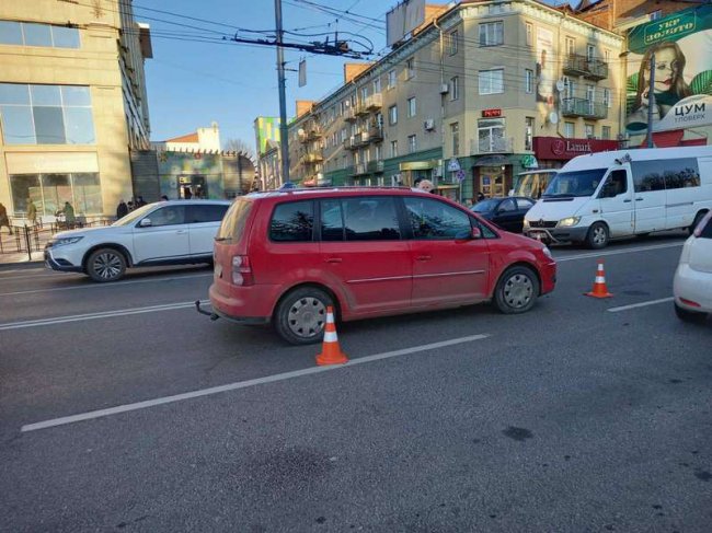 У центрі Луцька сталась аварія за участі мотоцикліста. ФОТО