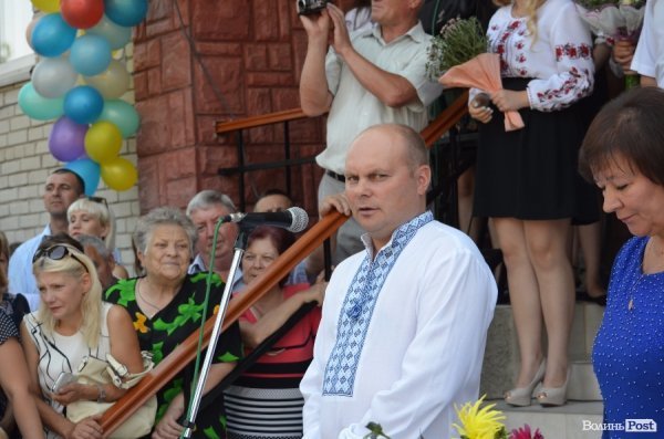 Депутати Луцькради вручили подарунки школярам, які вчились на відмінно. ФОТО