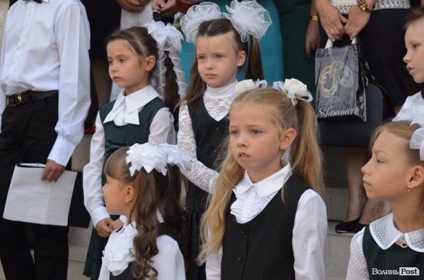 Депутати Луцькради вручили подарунки школярам, які вчились на відмінно. ФОТО